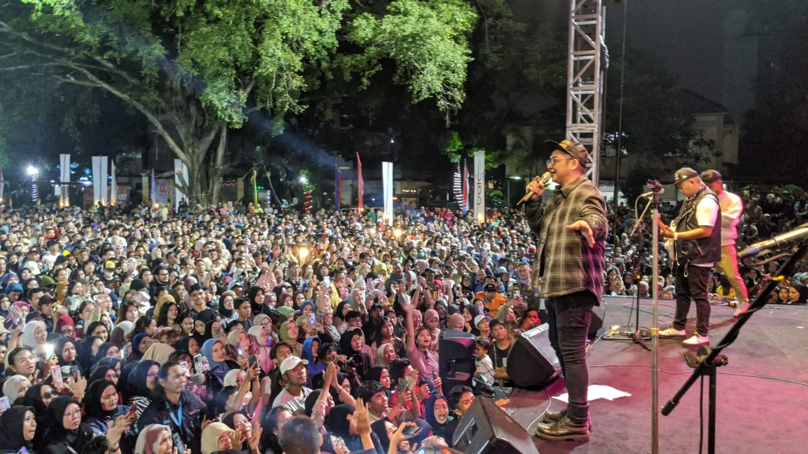Nyanyi Bersama Ribuan Warga Depok, Pasha ‘Ungu’ Tutup Puncak HUT ke-80 RI