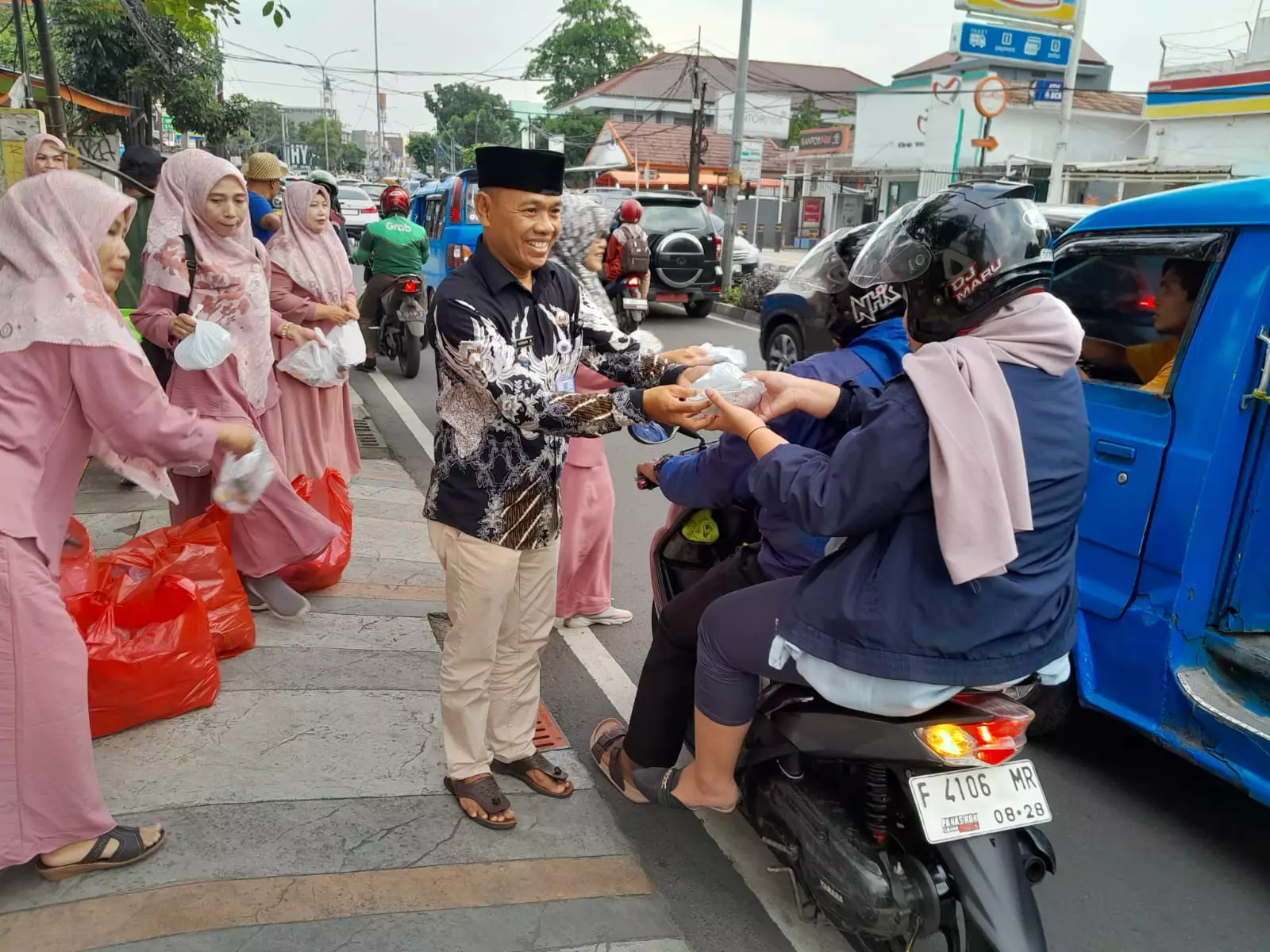 PKK Kelurahan Depok Bagi-bagi Takjil ke Warga