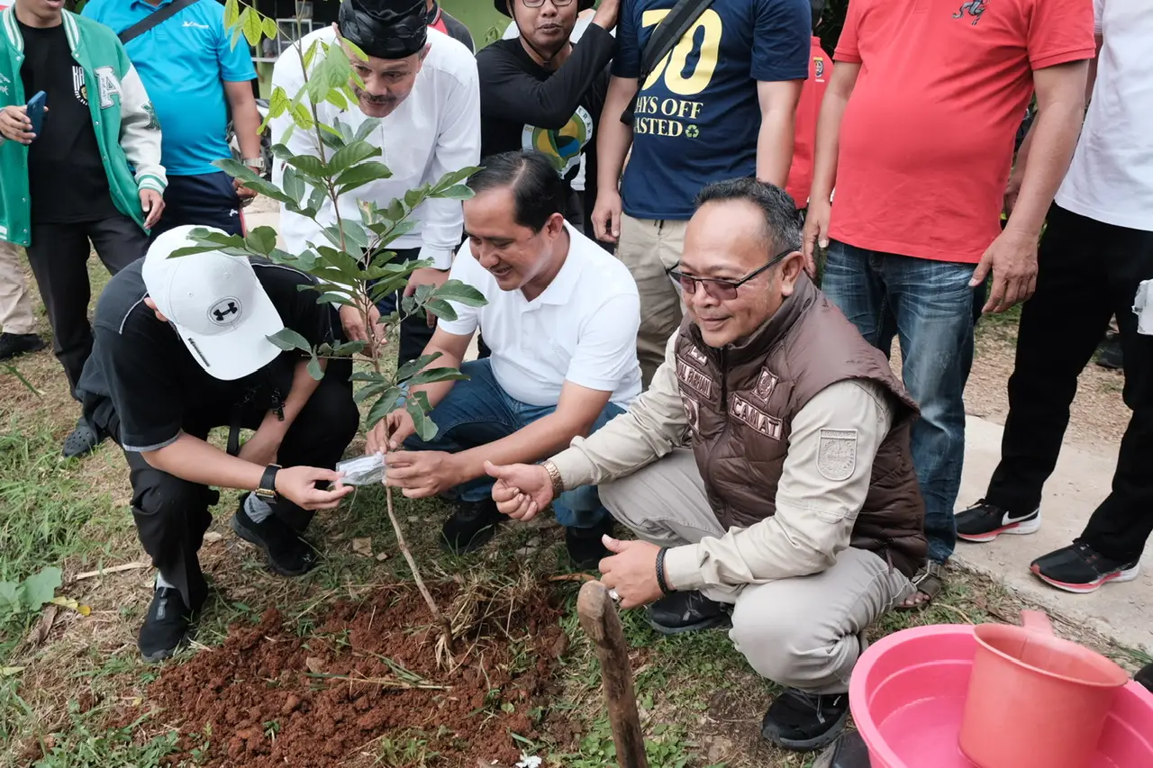 Hadiri Aksi Besetss di Situ 7 Muara, Plh Wali Kota Tanam Pohon dan Tebar Benih Ikan