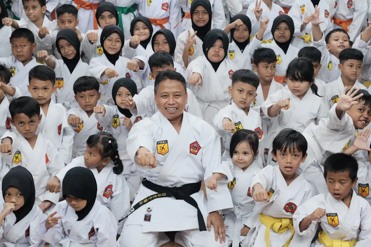 Wali Kota Depok Dapat Sabuk Hitam Kehormatan dan Sertifikat Karate dari GOKASI