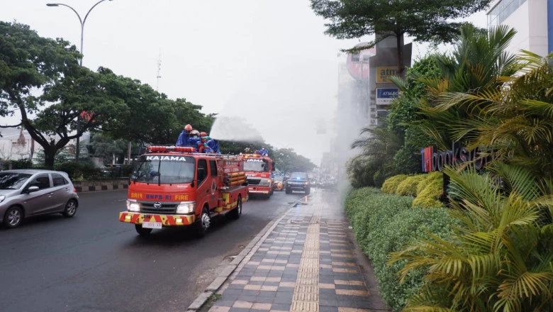 Penyemprotan Disinfektan di Jalan Margonda Raya Depok