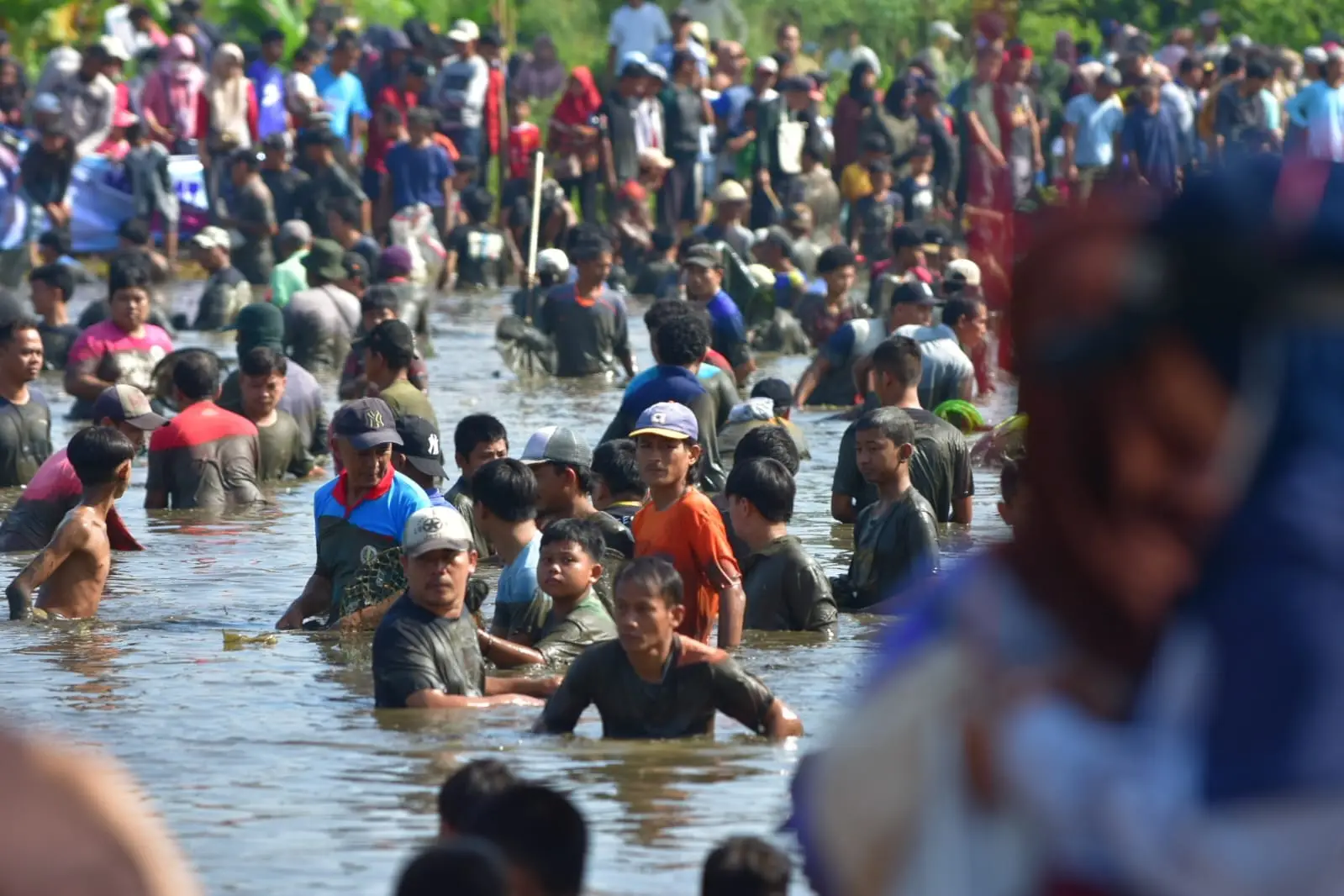 Keseruan Lebaran Depok 2025, Ribuan Warga Ngubek Empang Berisi 1,3 Ton Ikan