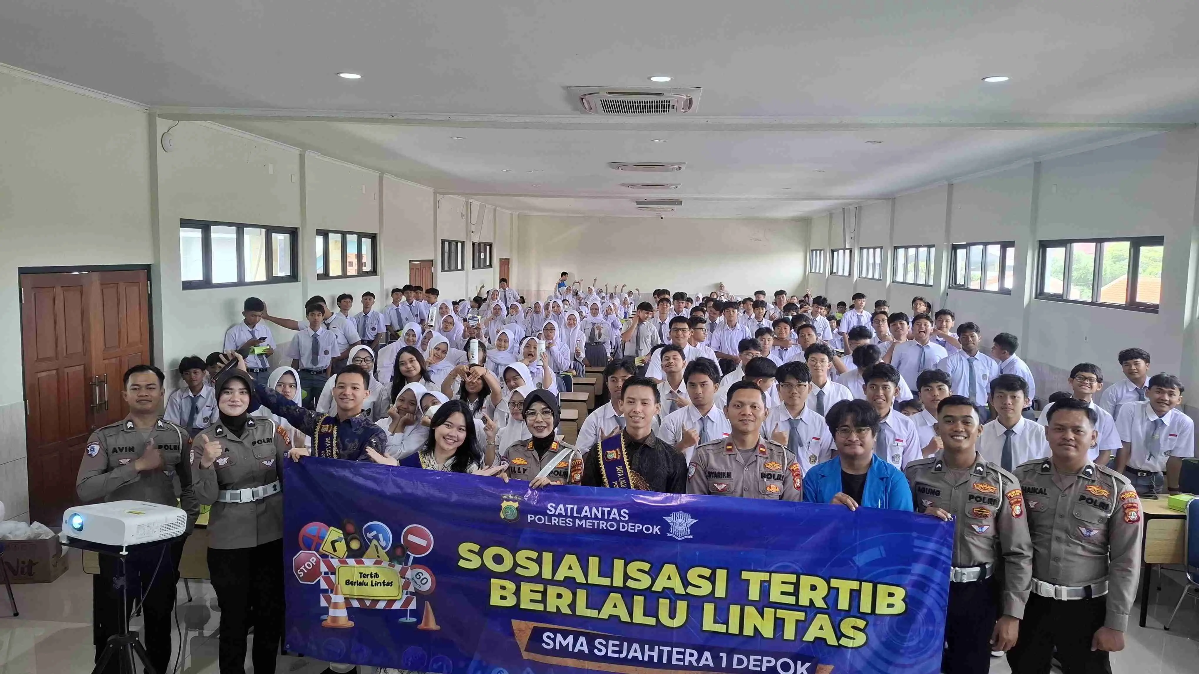 Satlantas Depok Sosialisasikan Tertib Lalu Lintas di SMA Sejahtera 1