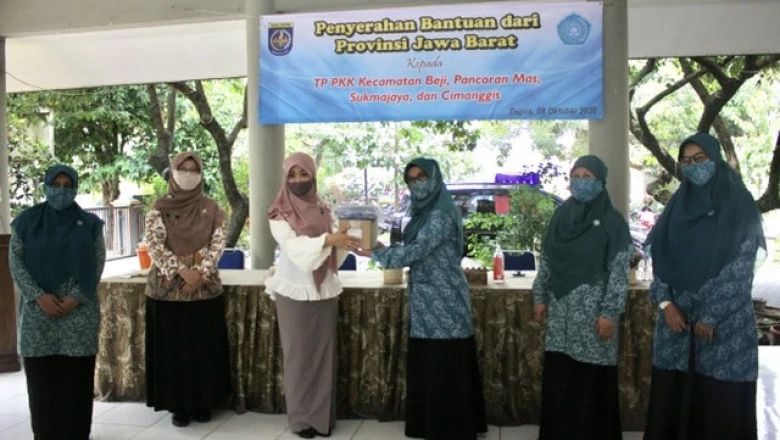 Pjs Ketua TP-PKK Kota Depok Serahkan Bantuan Provinsi Jabar ke PKK Kecamatan