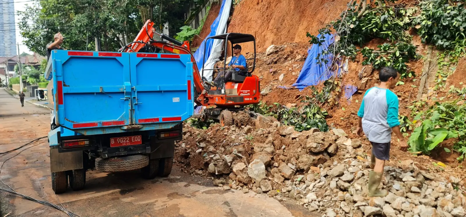 Longsor 10 Meter di Pesona Khayangan, DPUPR Turun Cepat