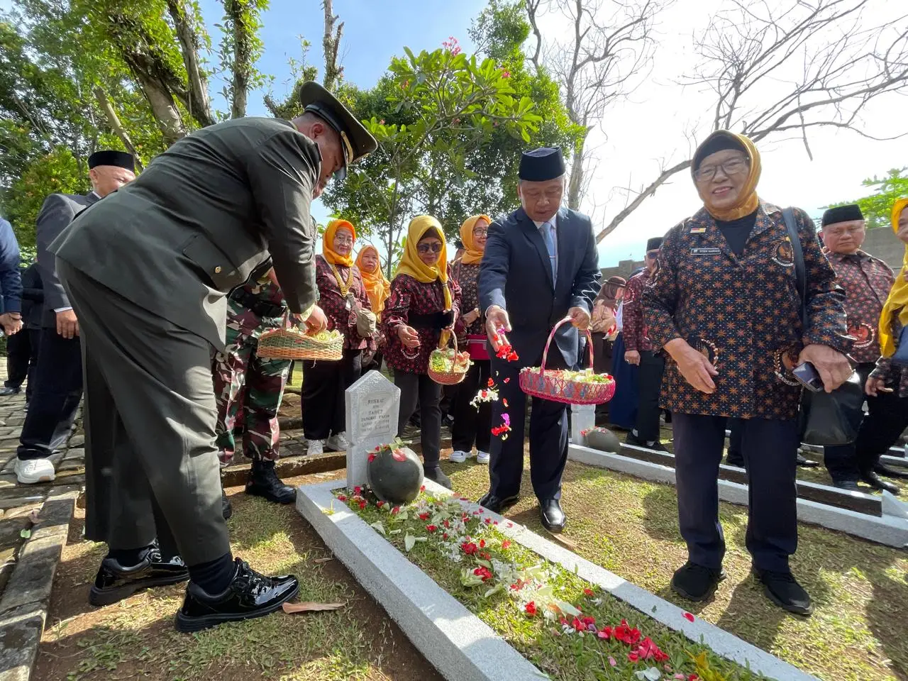 Momen Hari Pahlawan, Pemkot Depok Gelar Tabur Bunga di TMP Kalimulya