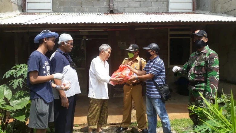 20 Warga Prasejahtera di Depok Jaya Diberi Bantuan Sembako 