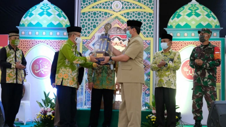 Penyerahan Piala Bergilir MTQ Kota Depok