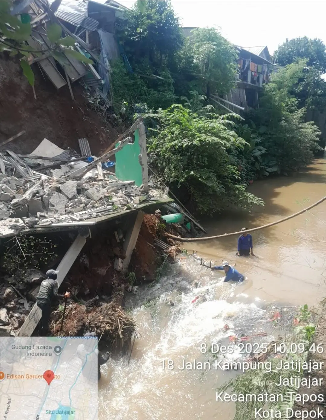 Satgas DPUPR Angkat Material Longsor Turap Kali Baru Setinggi 15 Meter