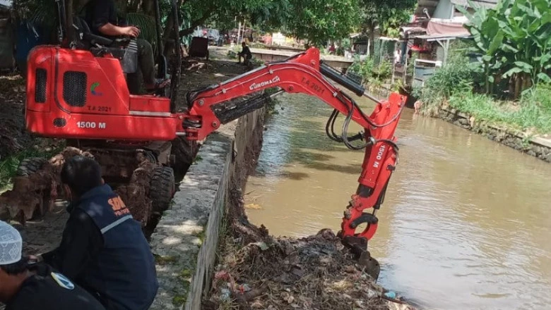 Mulai Dangkal, Satgas DPUPR Depok Normalisasi KCB Jembatan Serong