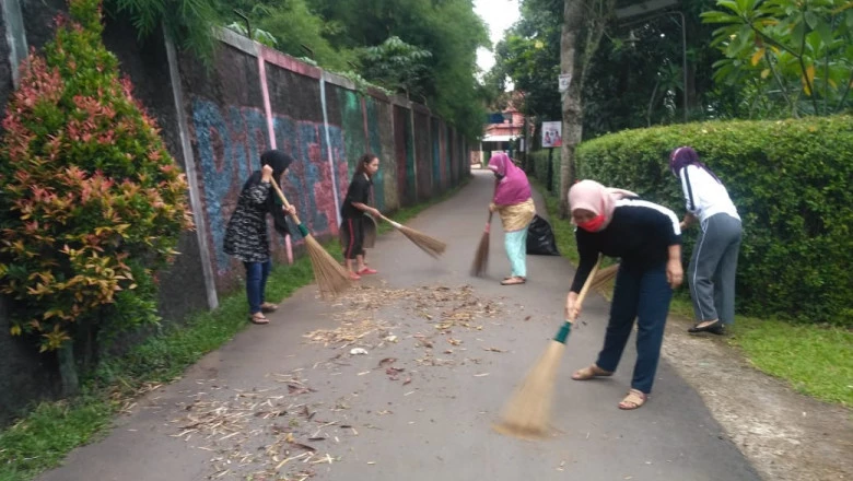 Pengurus Kampung KB RW 14 Bojongsari Rutin Bersihkan Lingkungan