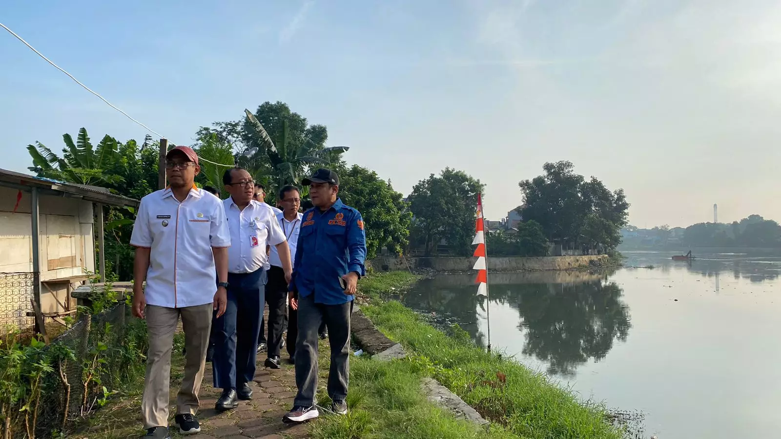 Tinjau Situ Pedongkelan, Bang Imam dan Kepala DLH Jakarta Bahas Rencana Aksi Perbaikan