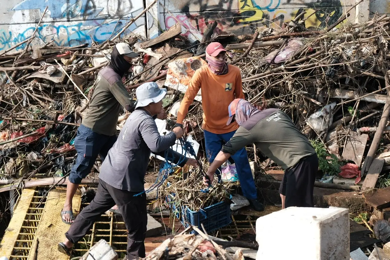 Cegah Banjir, Petugas DPUPR Bersihkan Sampah di Situ Pengarengan