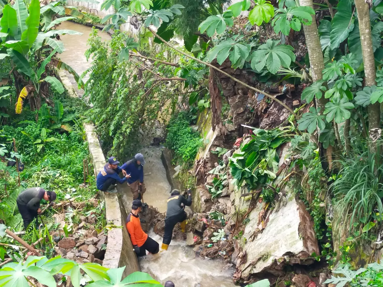 Satgas DPUPR Depok Tangani Longsor Komplek BSI