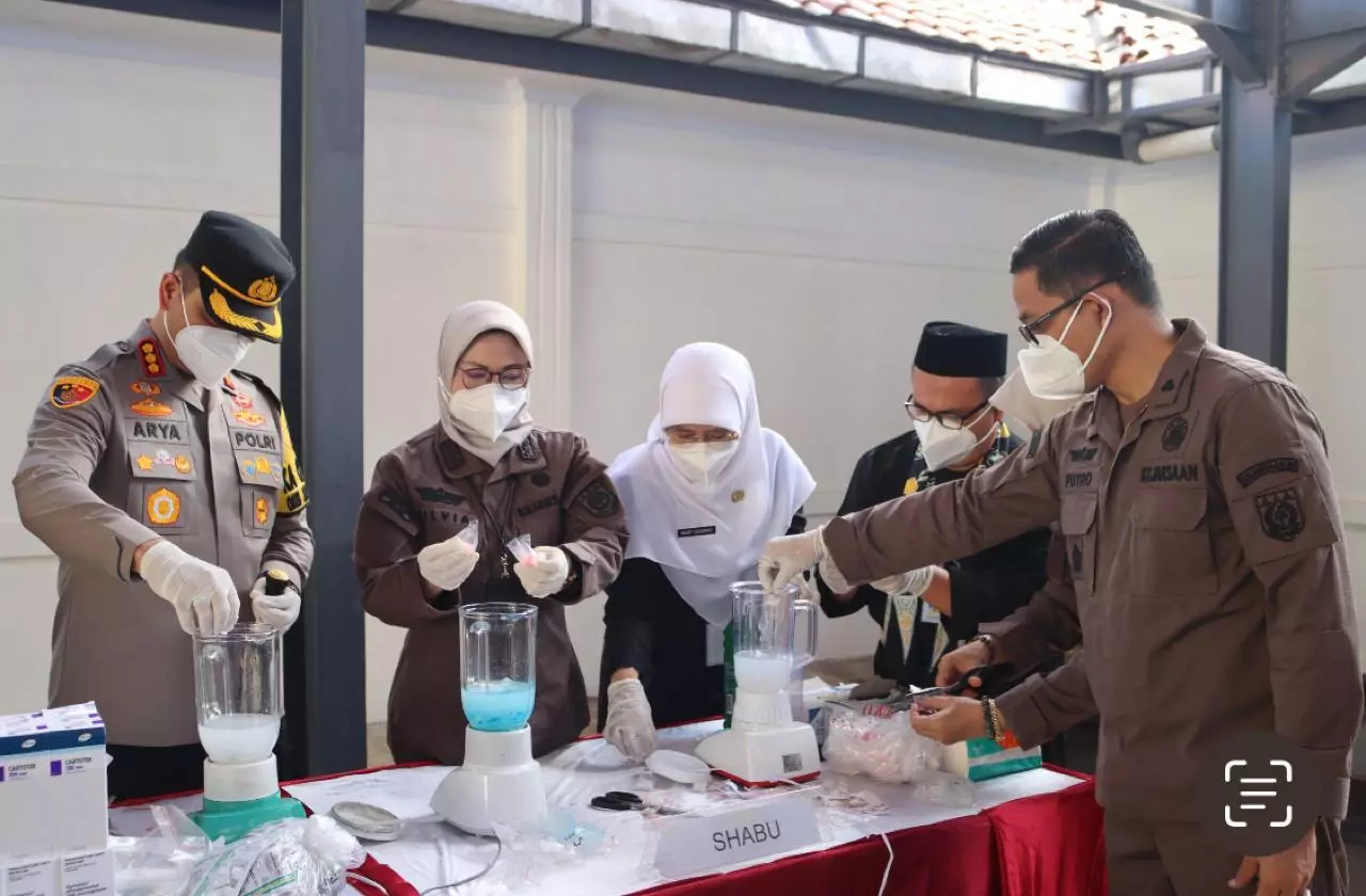 Kejari Depok Musnahkan Barang Bukti dari 183 Perkara Tindak Pidana