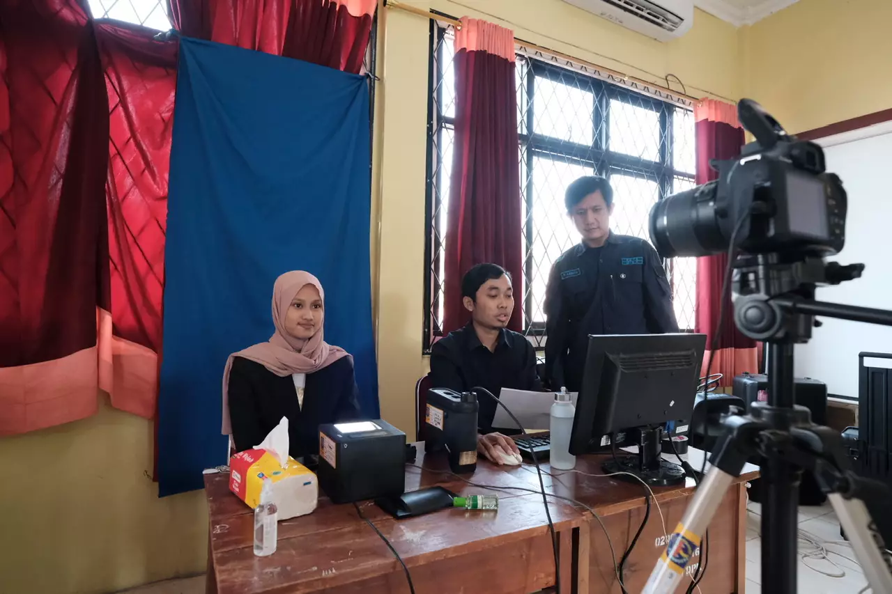 Disdukcapil Depok Lakukan Perekaman E-KTP di SMAN 8 Depok