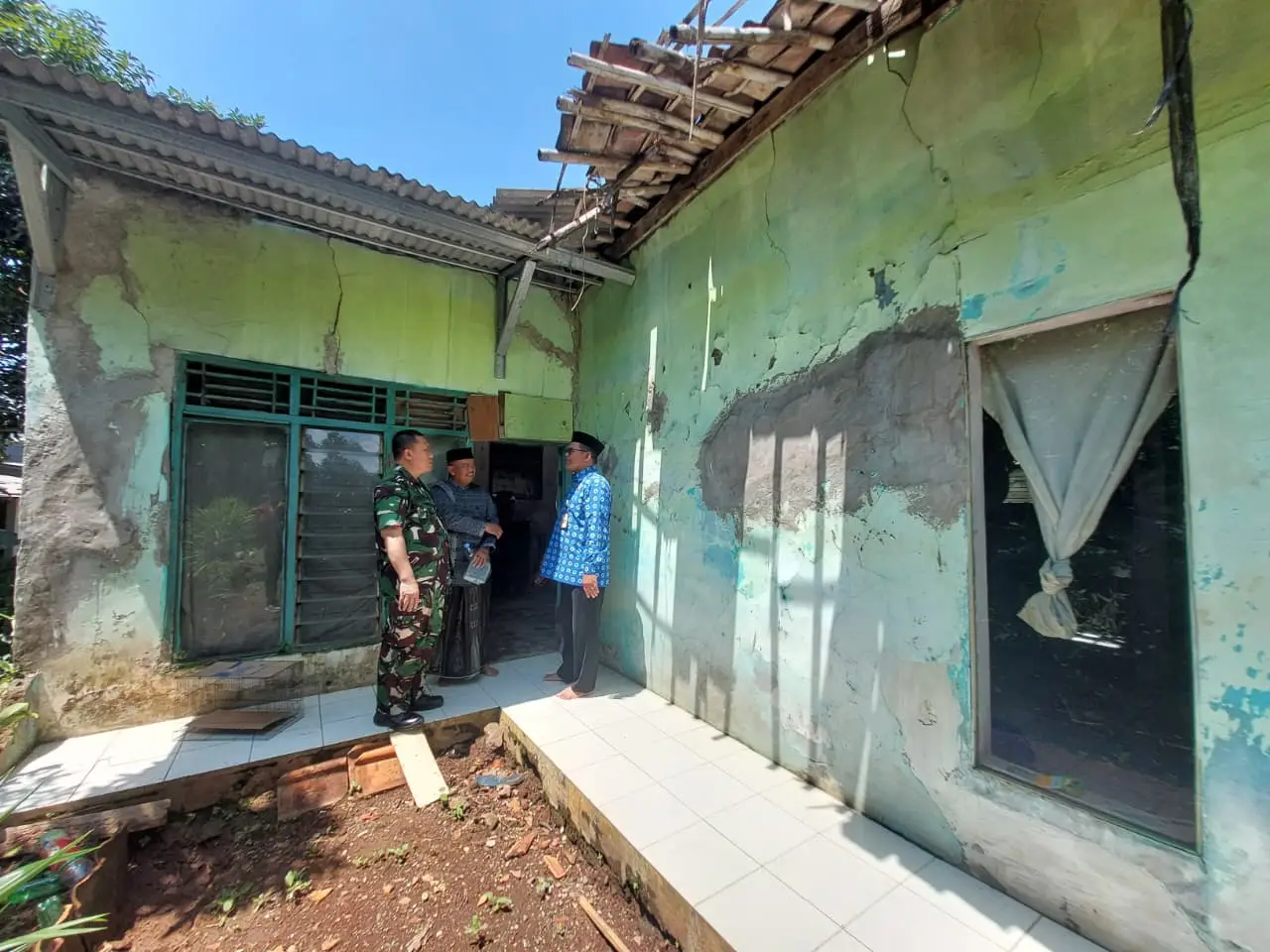 Tinjau Rumah Rusak Akibat Hujan Deras dan Angin Kencang, Lurah Cimpaeun: Secepatnya Akan Diperbaiki