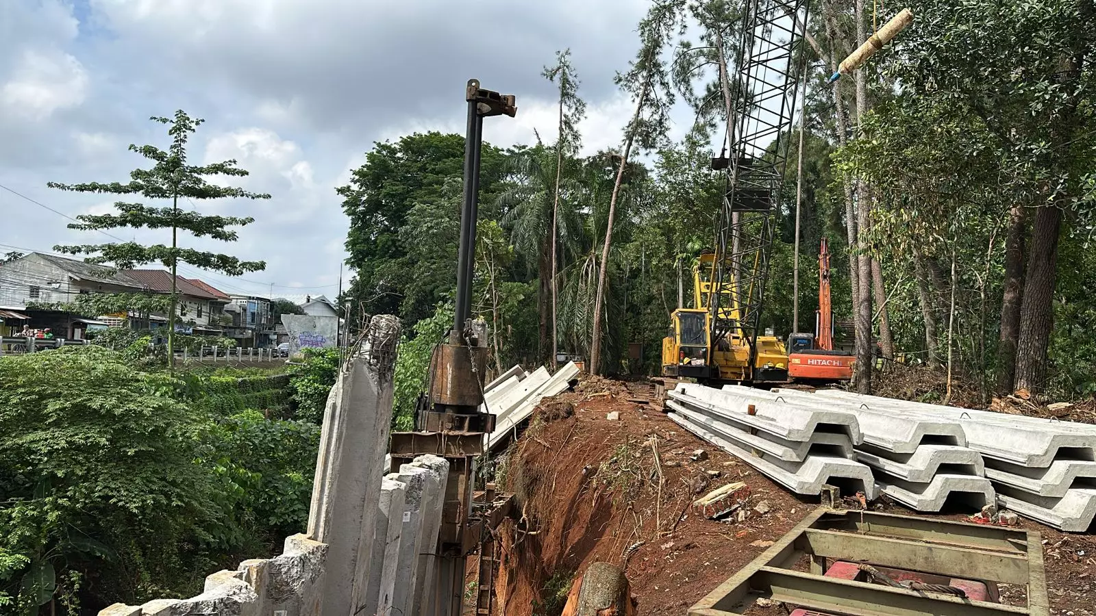 DPUPR Bangun Turap Saluran Sekunder Ciliwung Katulampa dengan Sheetpile