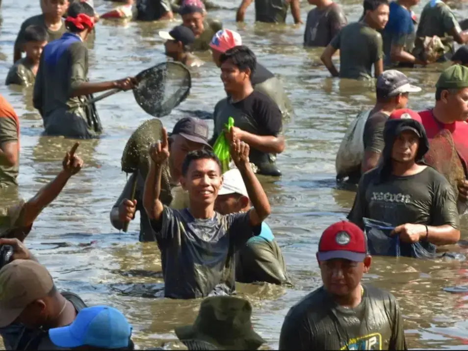 Kenapa Ngubek Empang Selalu Ditunggu? Ternyata Ini Fakta Unik di Balik "Arisan Ikan" Warga Depok