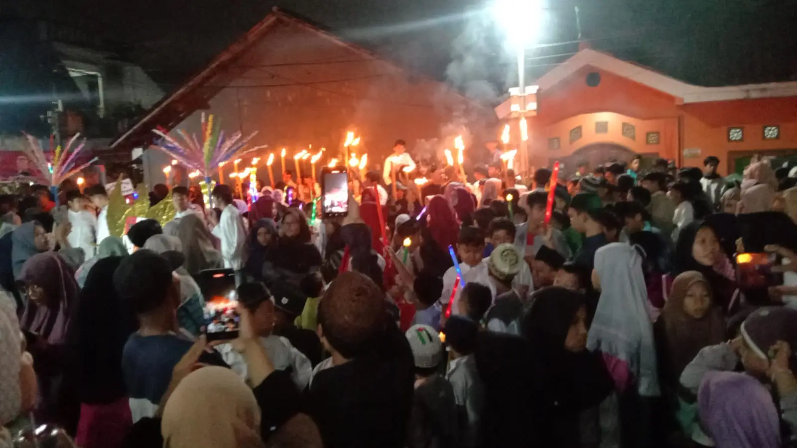 Pawai Obor Tutup Semarak Ramadan 1446 H di RW 06 Ratujaya