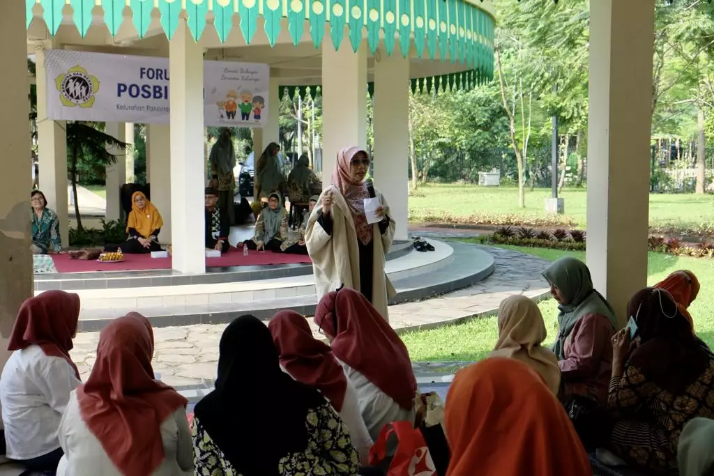 Bunda Elly Hadiri Forum Posbindu Kelurahan Pancoran Mas