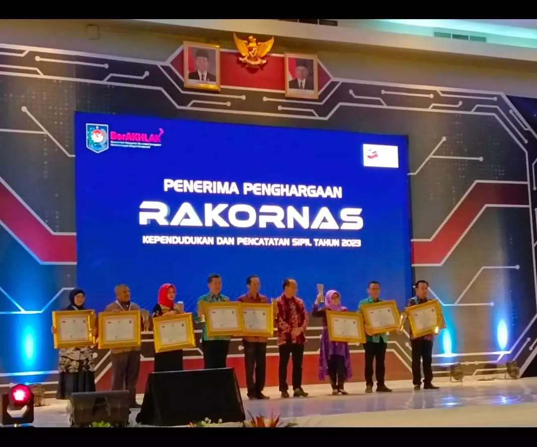 Komitmen Jalankan Tugas Pelayanan Adminduk, Kadisdukcapil Depok Diganjar Penghargaan