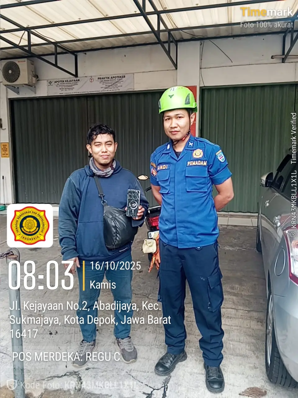 Respons Cepat Damkar Depok, Evakuasi Ponsel Warga yang Tercebur ke Got di Abadi Jaya