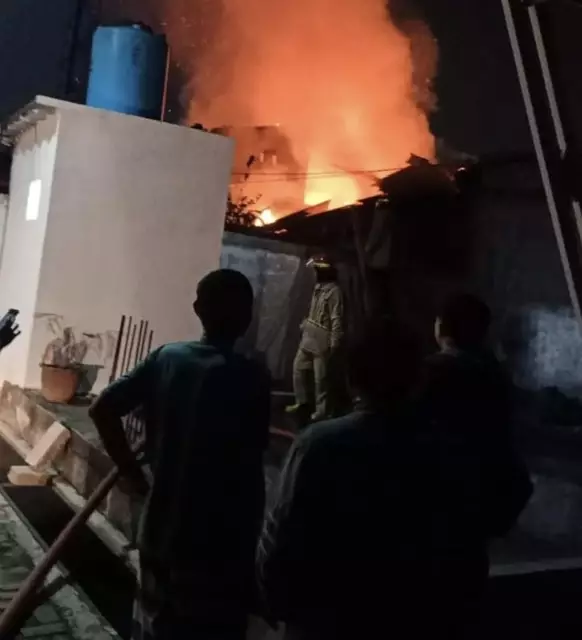 Padamkan Kebakaran di Sukmajaya, Damkar Depok Evakuasi Dua Korban Meninggal Pasangan Suami Istri