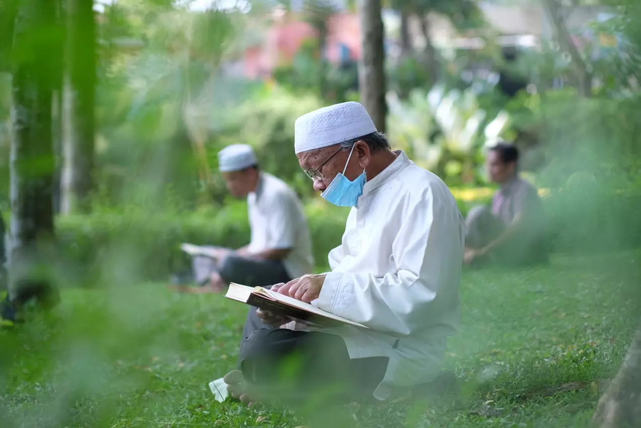 Warga Pancoran Mas Mengaji Bersama di Taman Lembah Mawar