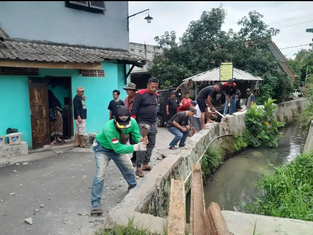 Salut! Masyarakat RW 01 Dumek Gotong Royong Lakukan Pelebaran Jembatan