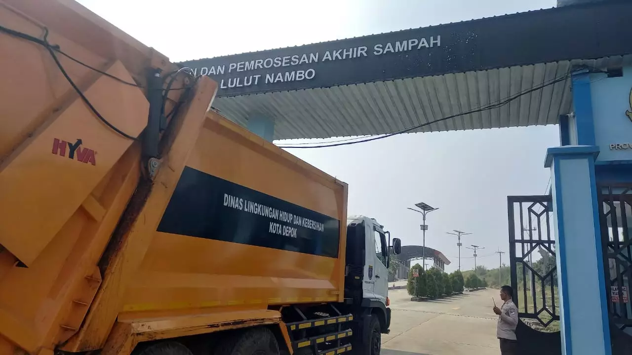 10 Ton Sampah Kota Depok Mulai Dibuang ke TPPAS Lulut Nambo