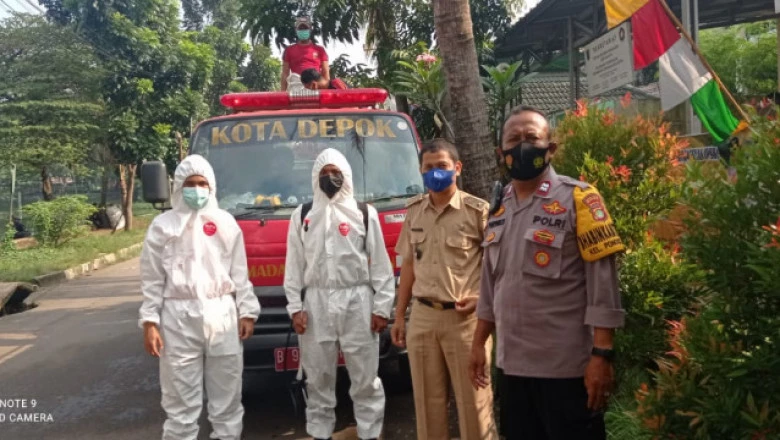 Kasus Covid-19 Tinggi, Kantor Kelurahan Pondok Jaya Disemprot Disinfektan