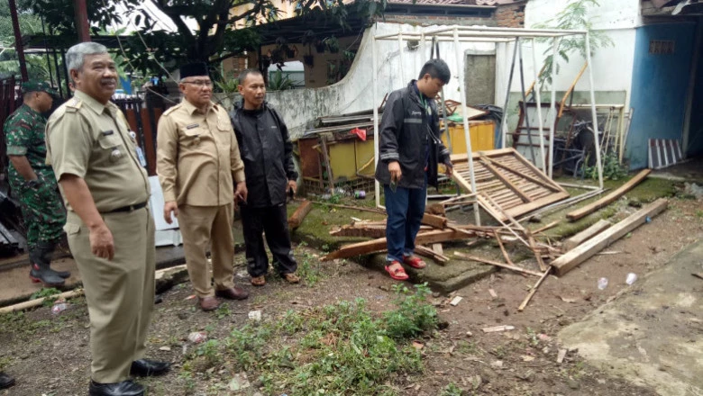 Kecamatan Tapos Beri Bantuan Warga Terdampak Puting Beliung