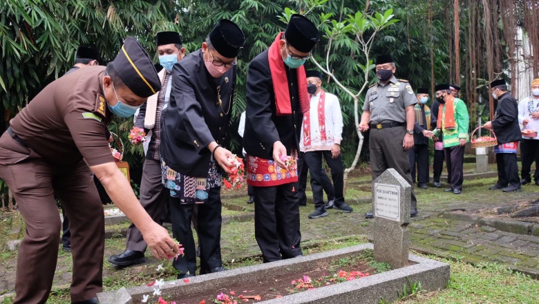 Wakil Wali Kota Lakukan Ziarah dan Tabur Bunga di TMP Kalimulya Dalam Rangka HUT Ke-23 Kota Depok