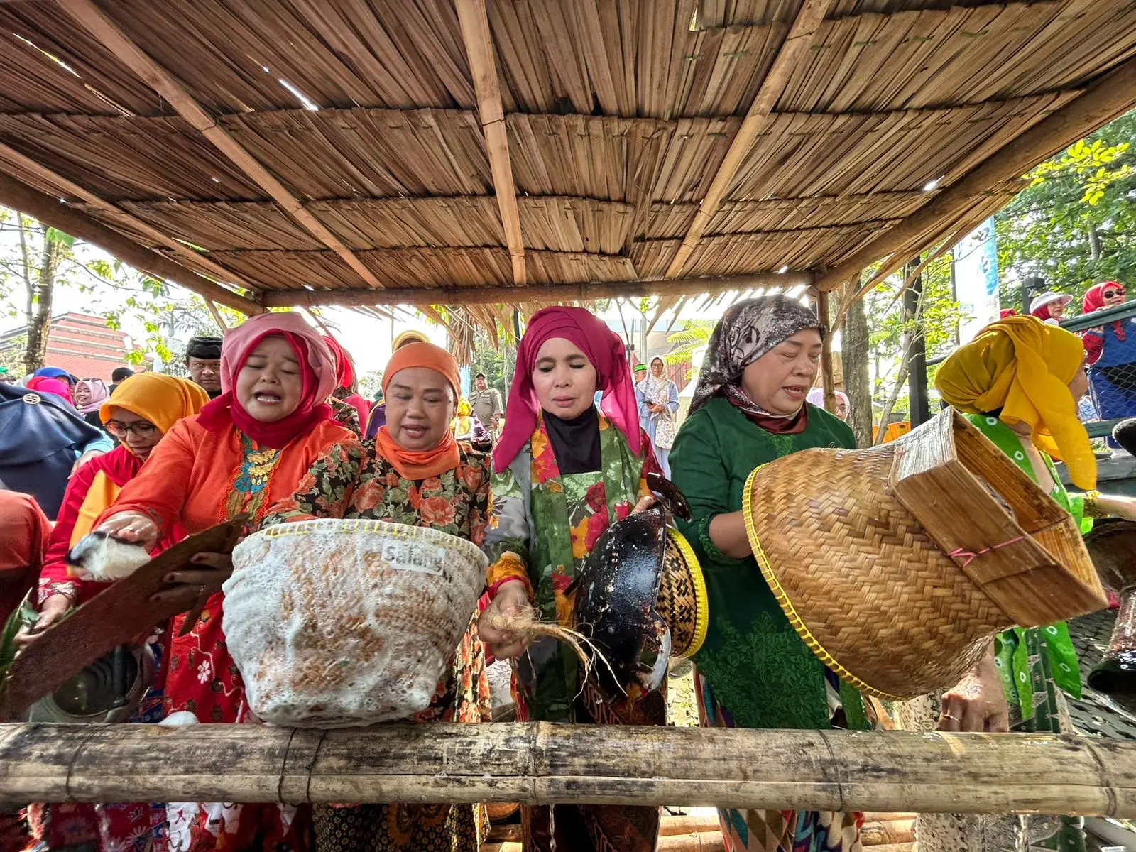 Wadon KOOD Nyuci Perabotan, Kenalkan Tradisi Sambut Lebaran Tempo Dulu