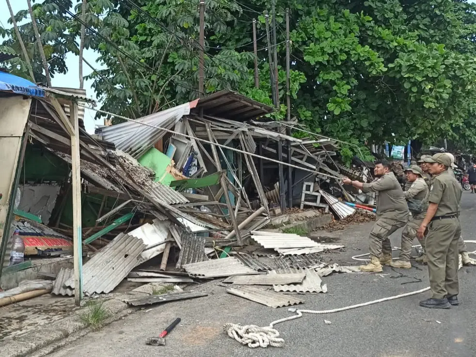 Kembalikan Fungsi Fasum, Satpol PP Depok Tertibkan PKL dan Bangli di Jalan Akses UI