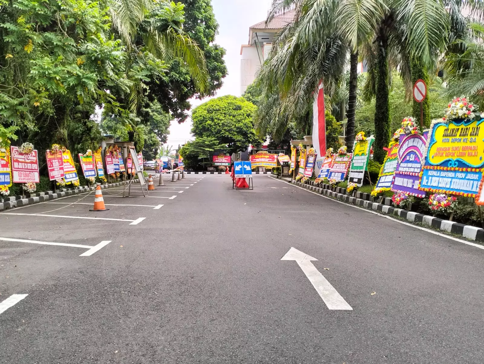 Puluhan Karangan Bunga Hari Jadi ke-24 Kota Depok Hiasi Balai Kota