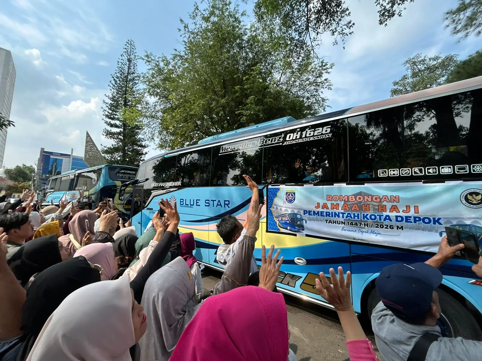 Penuh Haru, Ratusan Warga Lepas Keberangkatan Rombongan Pertama JCH Asal Depok Tahun 2026