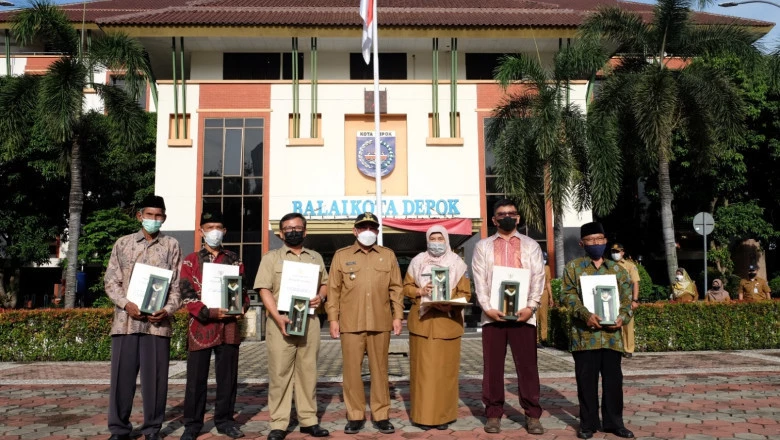 Penyerahan Penghargaan Anugerah Raksa Prasada oleh Wali Kota Depok