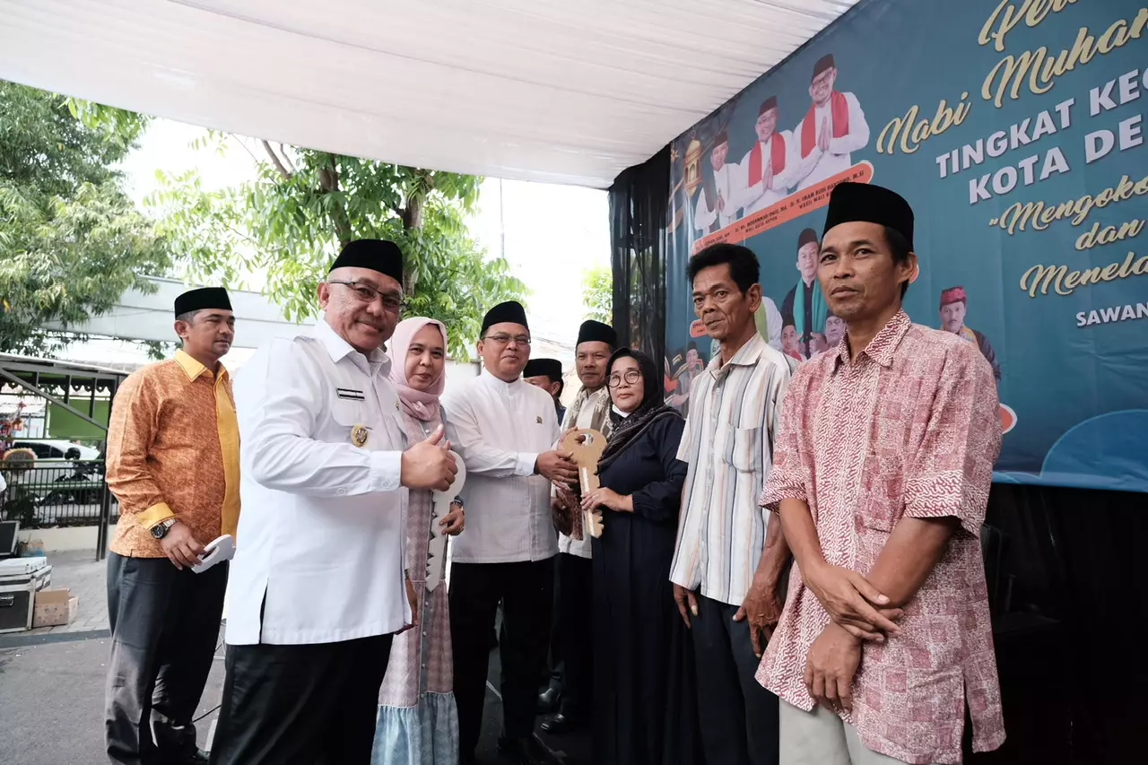 Wali Kota Depok Bersama Anggota DPRD Serahkan Bansos KDS RTLH di Sawangan