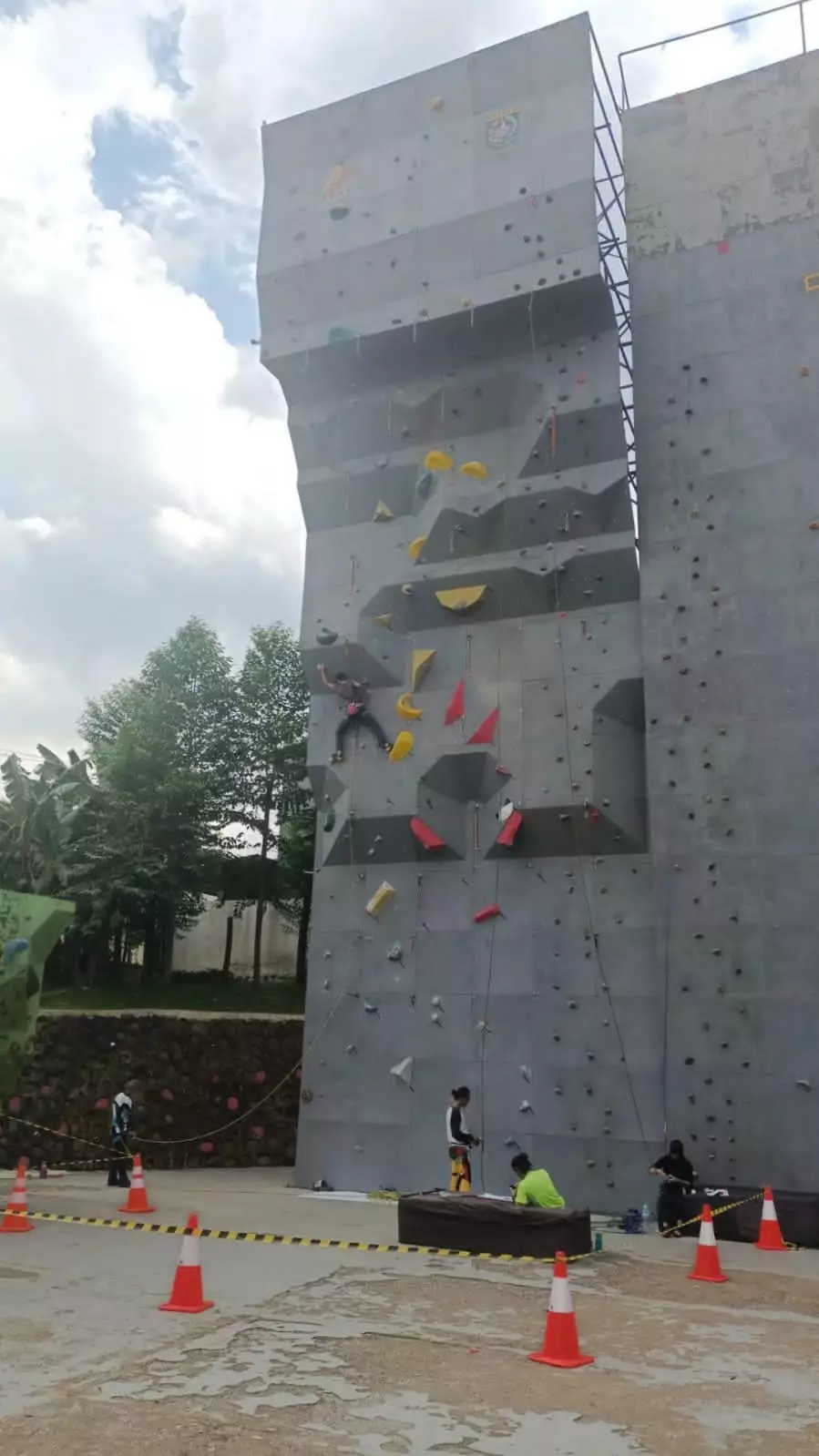 Jadi Tempat Pemusatan Latihan Atlet FPTI untuk Porprov, Area Wall Climbing Alun-alun Depok Tutup Sementara
