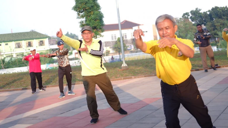 Warga Cinere Manfaatkan Alun-alun sebagai Sarana Olahraga