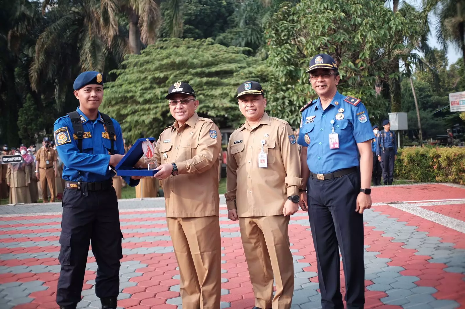 Ukir Prestasi Nasional, Wali Kota Serahkan Plakat ke Damkar Depok