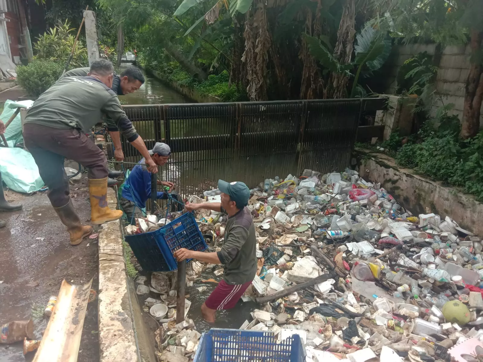 Styrofoam hingga Kasur Berhasil Diangkut Satgas DPUPR dari Kali Cabang Timur