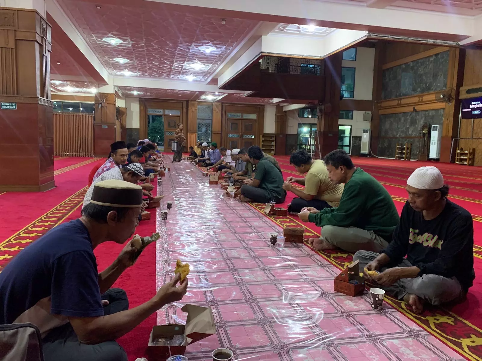 Selama Ramadan, Masjid Agung Balai Kota Depok Sediakan Takjil Gratis