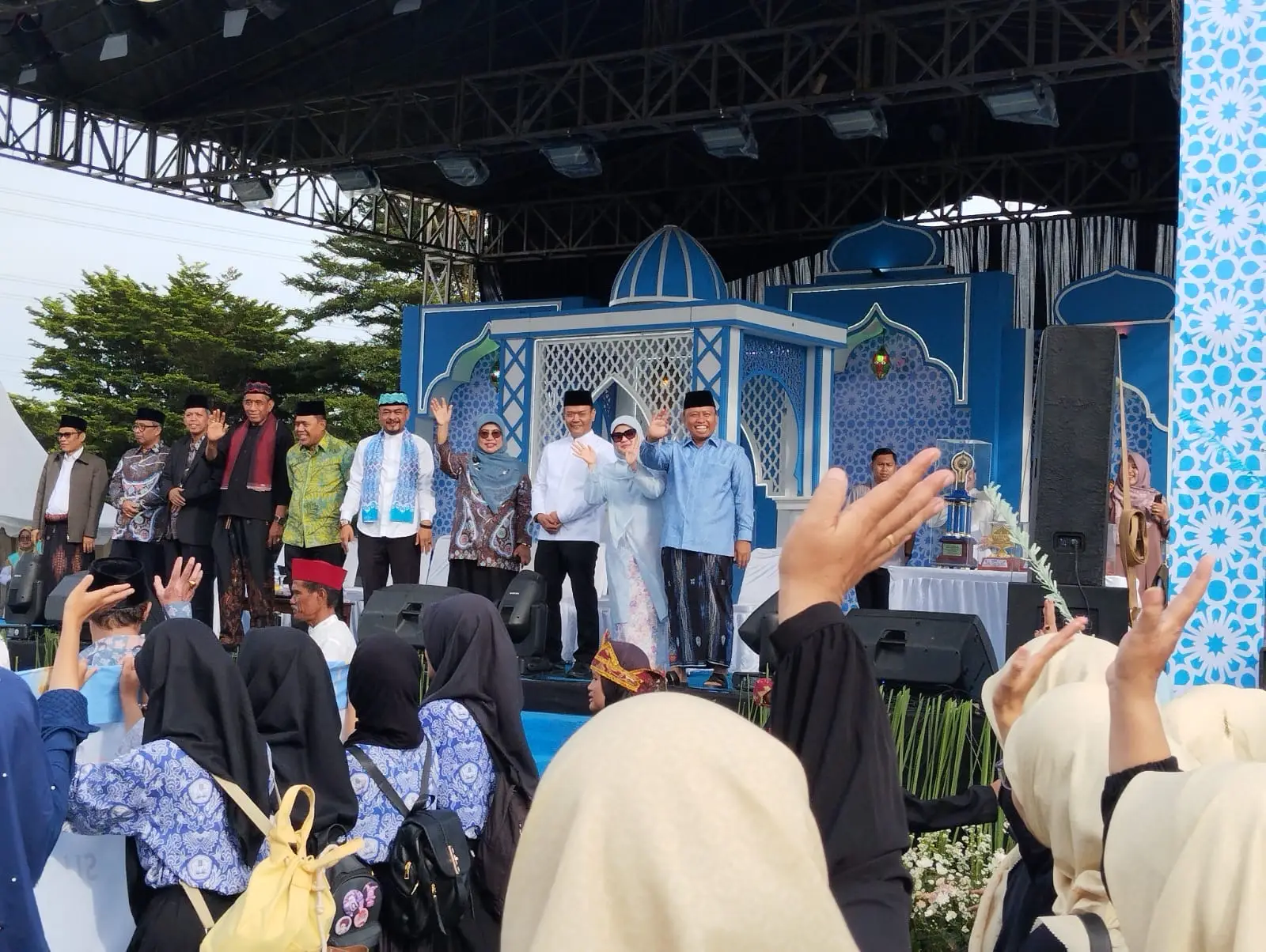 Semarak dan Meriah! Wali Kota Depok Sambut Peserta Pawai Taaruf MTQH XXIV