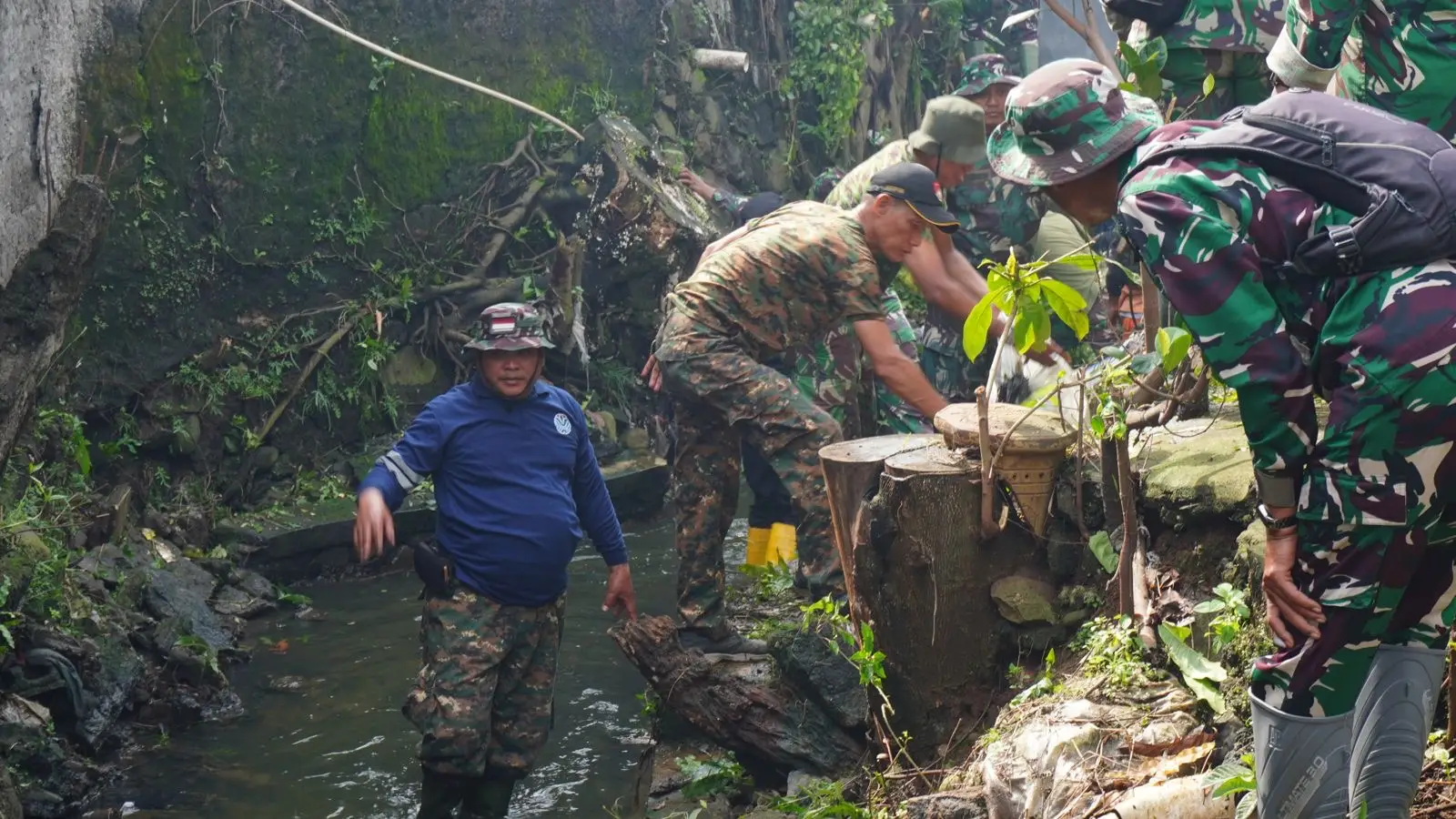 HUT ke-76 Kodam Jaya Diperingati dengan Aksi Bersih-bersih Kali Cipinang