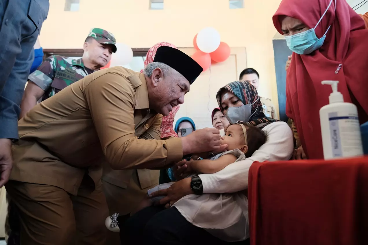 Wali Kota Berikan Vaksin Polio di Posyandu Delima 1 Kelurahan Kalibaru