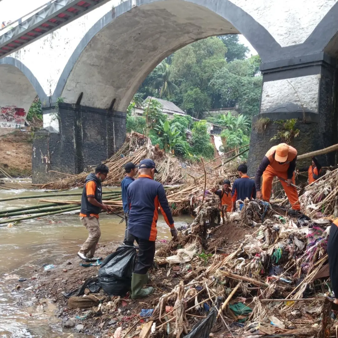 Jaga Bangunan Bersejarah, DLHK Depok Bebersih Sampah di Jembatan Panus