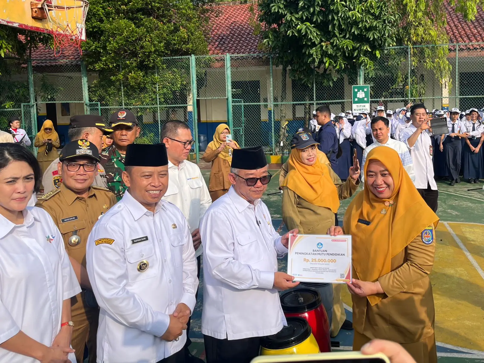 Tingkatkan Mutu Pendidikan, Lima Sekolah di Depok Dapat Bantuan Kemendikdasmen